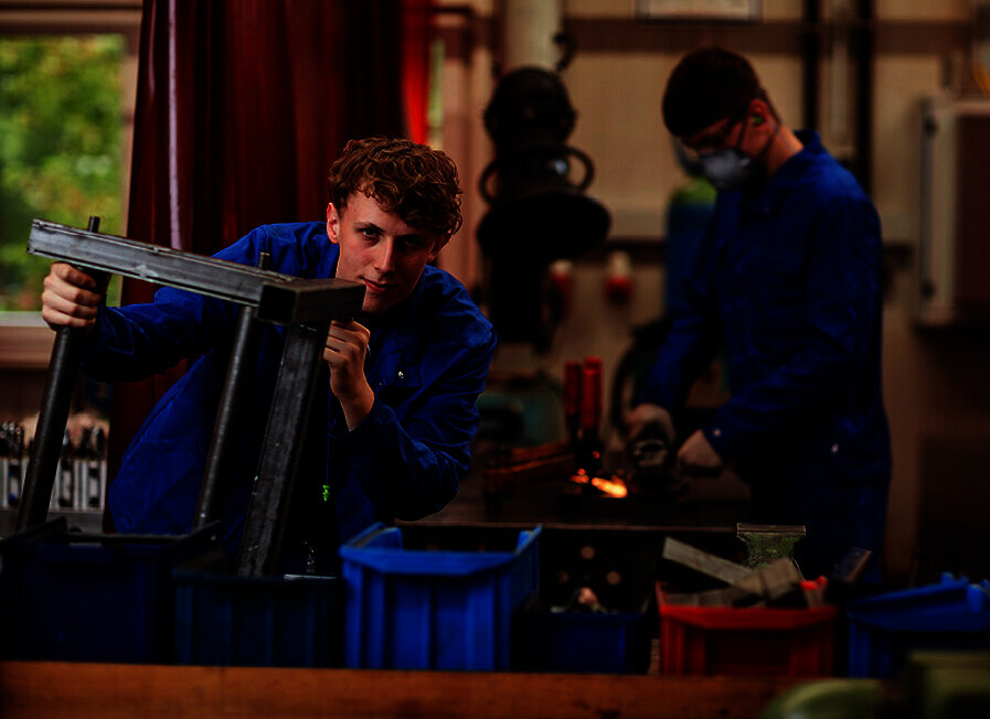 Zwei Praktikanten in der Werkstatt