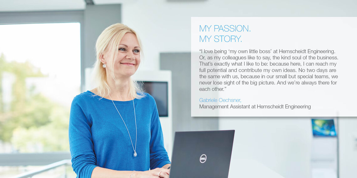 Mitarbeiterin im Büro mit Zitat (auf englisch): "I love being 'my own little boss' at Hemscheidt Engineering. Or, as my colleagues like to say, the kind soul of the business. That's exactly what I like to be: because here, I can reach my full potential and contribute my own ideas. No two days are the same with us, because in our small but special teams, we never lose sight of the big picture. And we're always there for each other." Gabriele Oechsner, Management Assistant at Hemscheidt Engineering