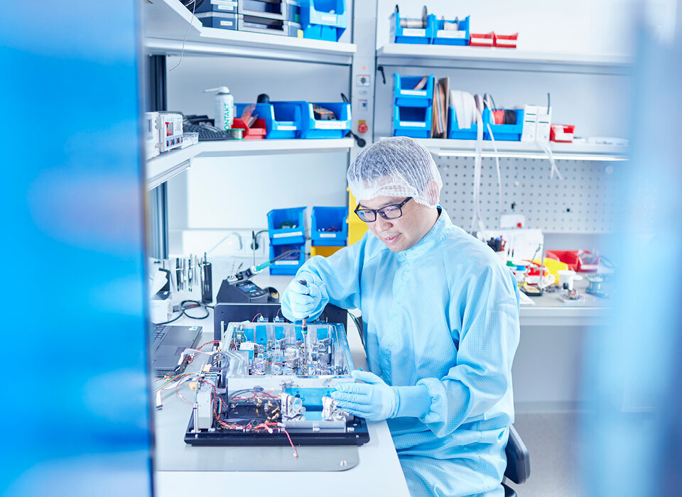 Angestellter arbeitet im Labor
