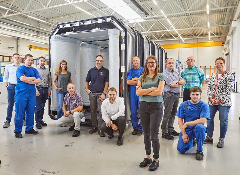 Gruppenfoto von Angestellten in der Produktionshalle
