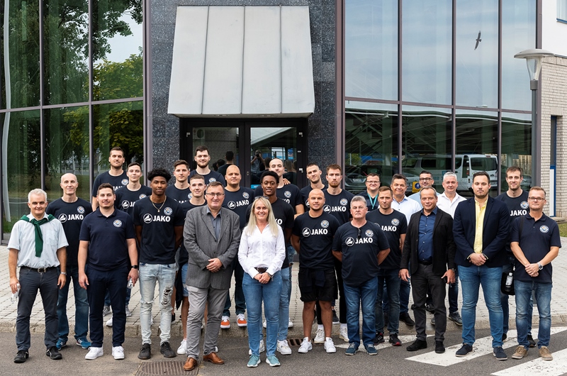 Ingo Heerdt (3rd from right), József Dobi (4th from left) and Erna Séber, Executive Assistant (5th from left) welcomed the basketball players at the company headquarters in Nyíregyháza. 