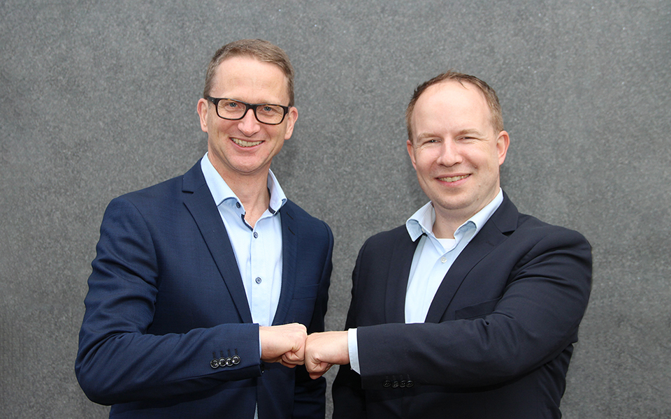 [Translate to english:] HÜBNER-Geschäftsführer Ingolf Cedra (links) und VALO-Geschäftsführer Dr. Oliver Prochnow (rechts) freuen sich auf die künftige Zusammenarbeit in der HÜBNER-Gruppe.